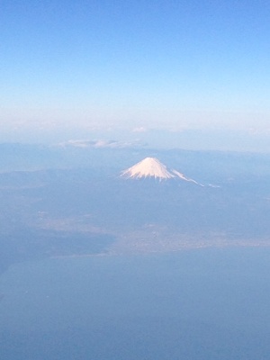 雪をいだいた富士山